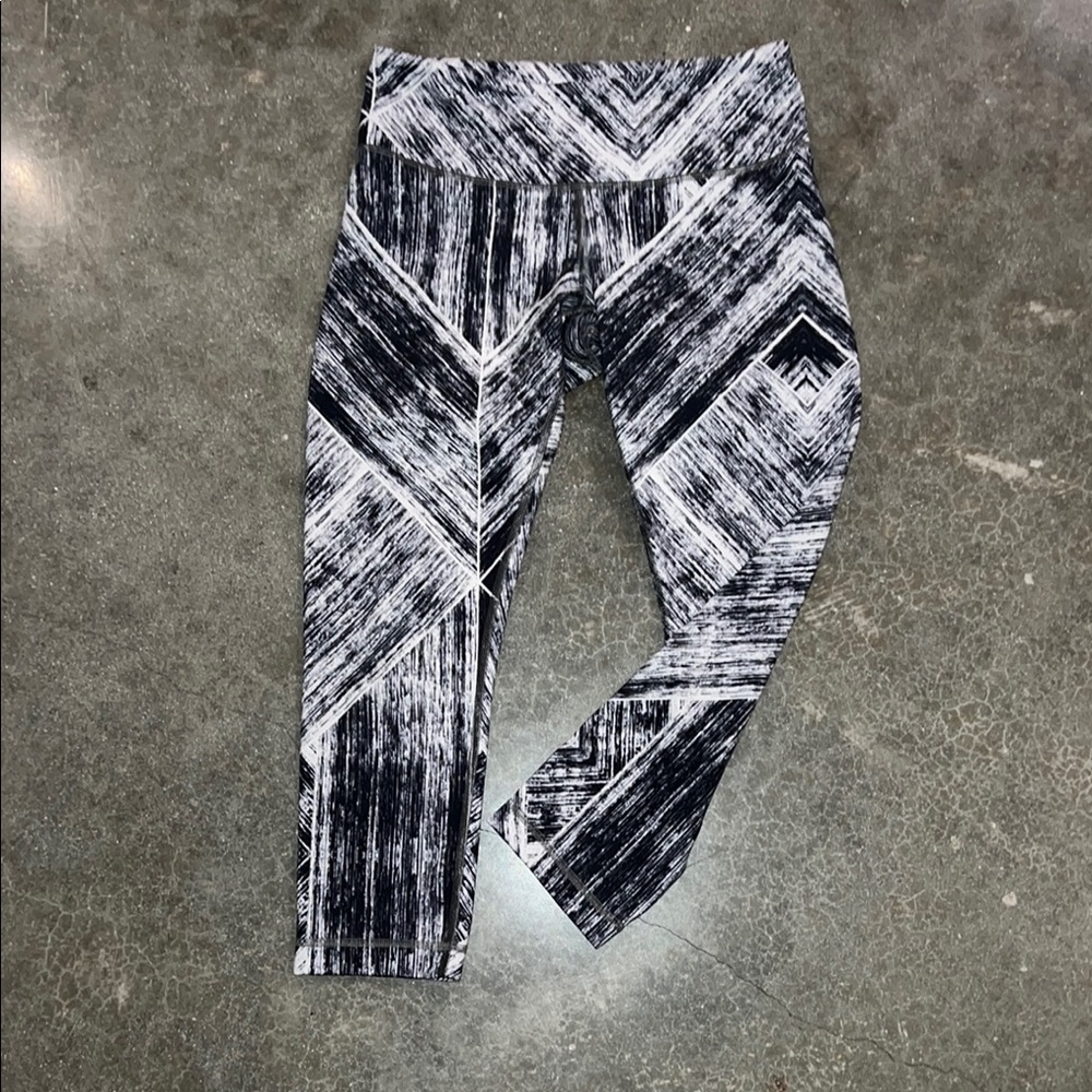 Lululemon Active Crop Leggings Black and White Abstract